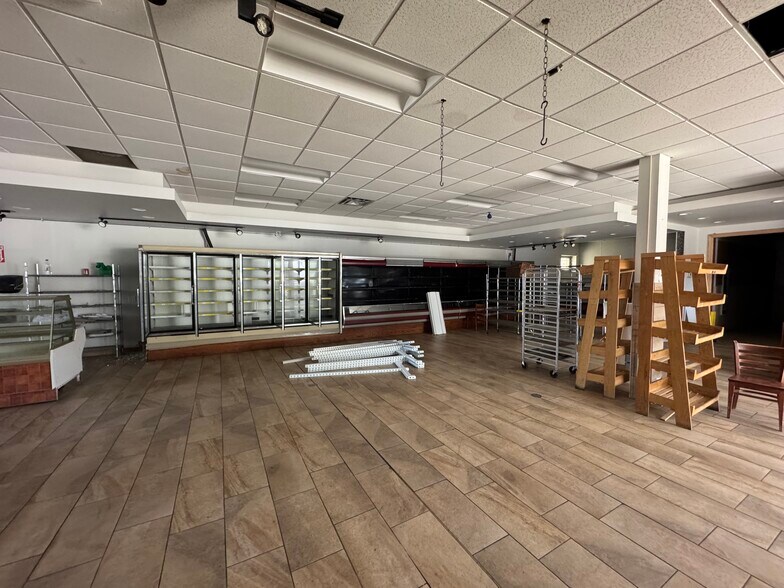 More Photos Of 174 Hamilton Rd, London Freestanding For Lease