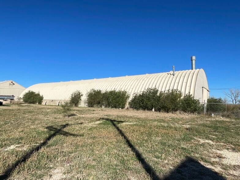 More Photos Of 103 E 1st St, Idalou Warehouse For Lease