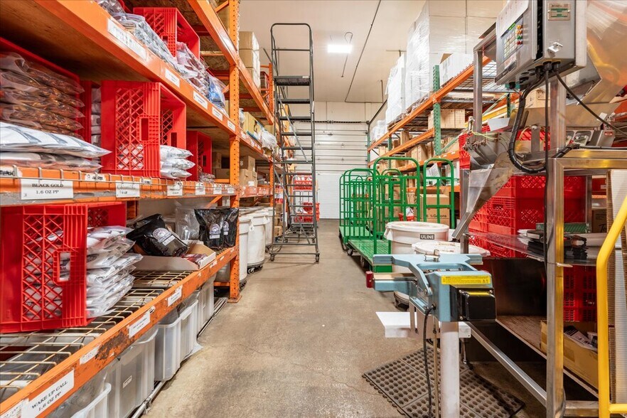 More Photos Of 1502 Minnie St, Fairbanks Industrial For Sale