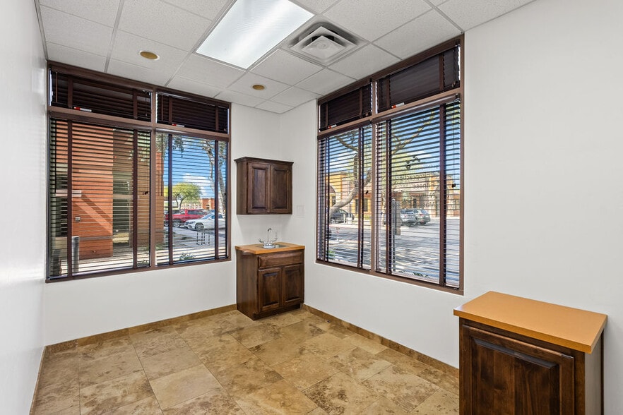 More Photos Of 7336 E Deer Valley Rd, Scottsdale Office For Sale