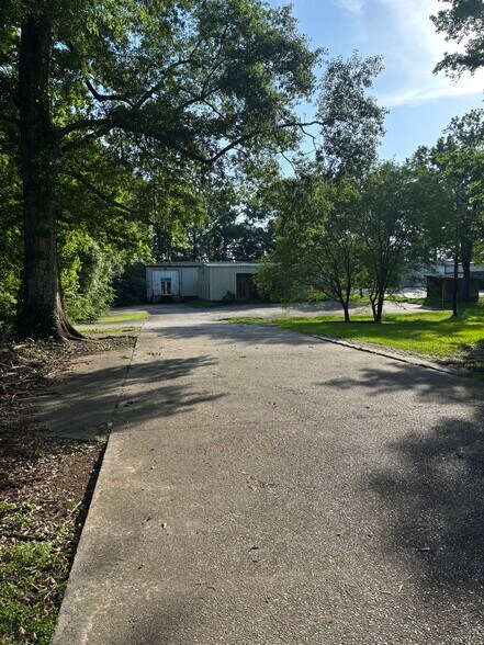 Primary Photo Of 636 Highlandia Dr, Baton Rouge Light Distribution For Sale