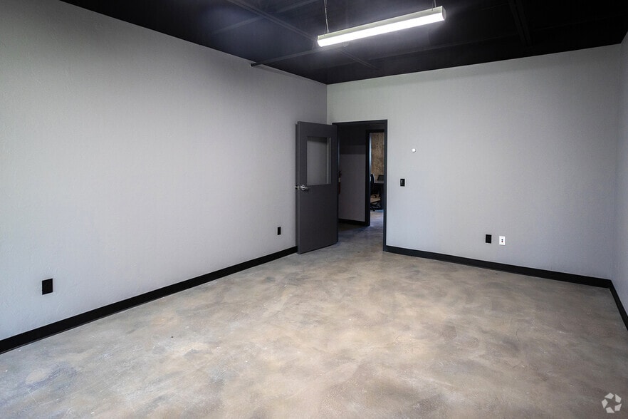 More Photos Of 7901 NE 10th St, Midwest City Office For Sale