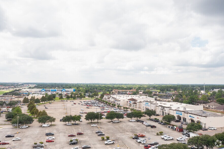 More Photos Of 5805 E Sam Houston Pky N, Houston Freestanding For Lease