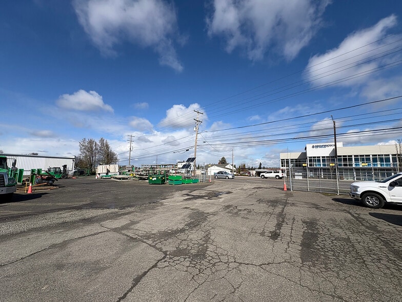 More Photos Of 3740 NE Columbia Blvd, Portland Showroom For Lease