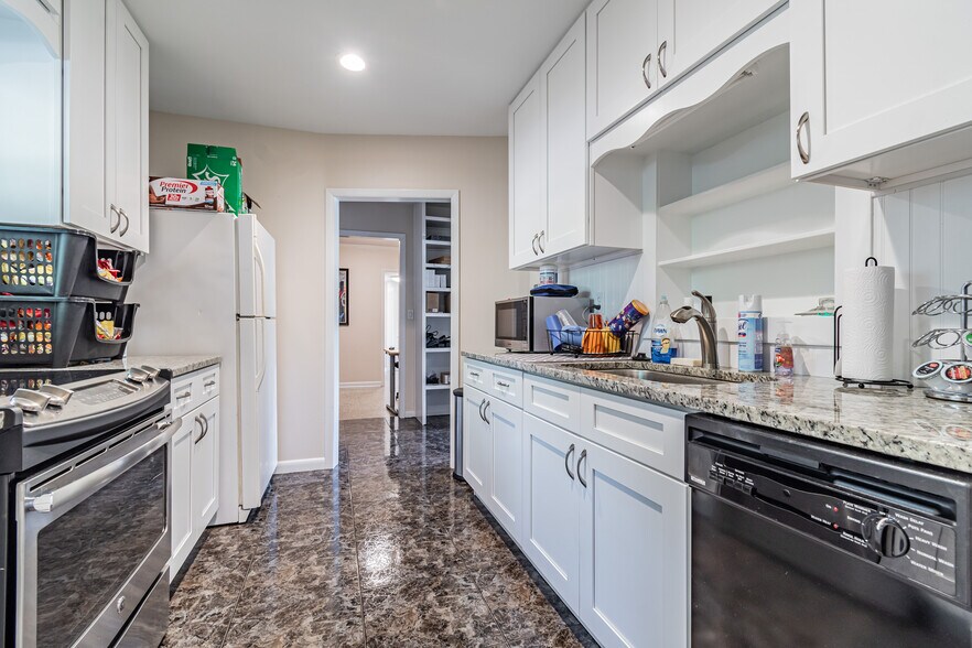 More Photos Of 110 Crenshaw Lake Rd, Lutz Office For Lease