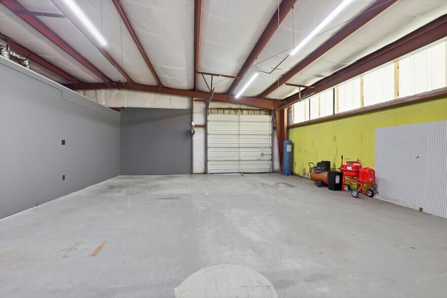 More Photos Of 623 Pleasant St, Lake Helen Flex For Lease