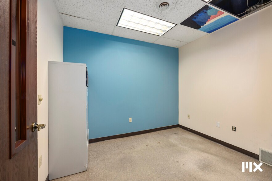 More Photos Of 21685 Northland Dr, Paris Distribution For Sale