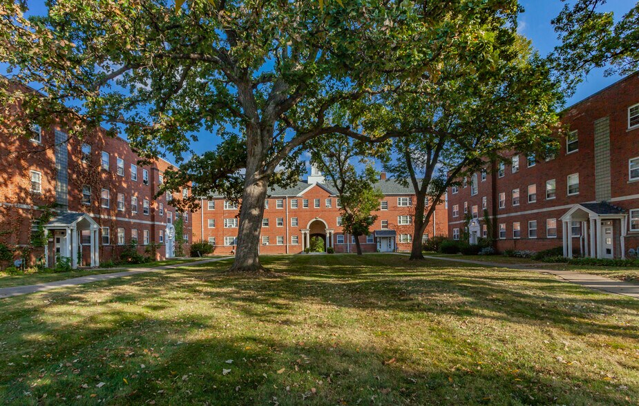 More Photos Of 3333 Grand Ave, Des Moines Apartments For Sale