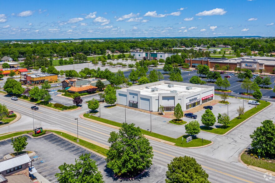 More Photos Of 529 46th St, Rogers Freestanding For Lease