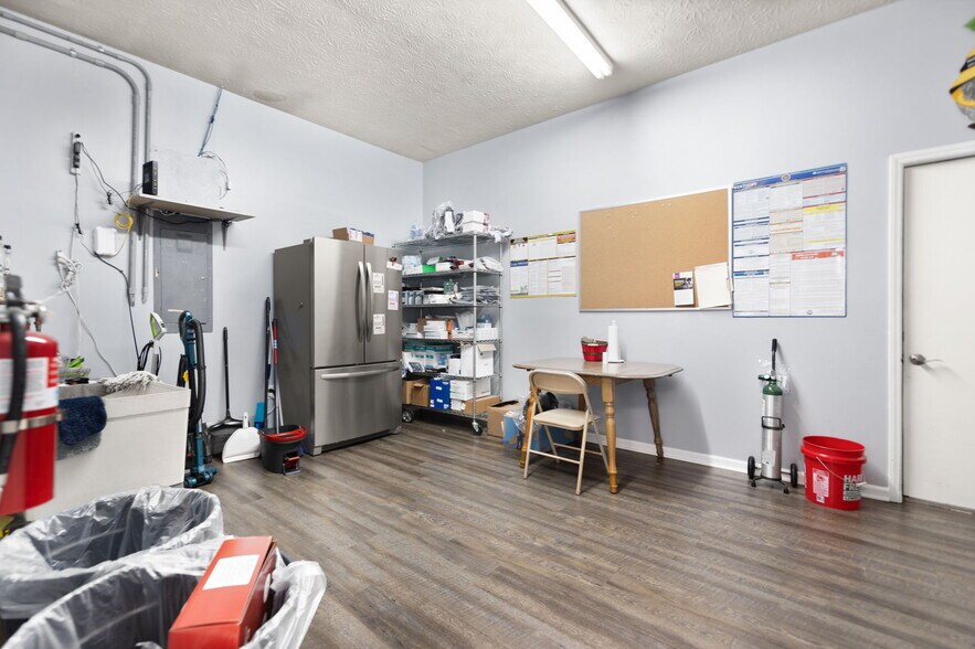 More Photos Of 725 S Main St, London Medical For Sale