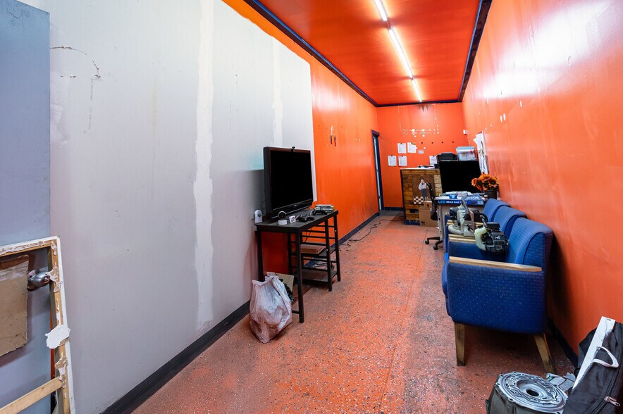 More Photos Of 1322 E Genesee Ave, Saginaw Showroom For Sale