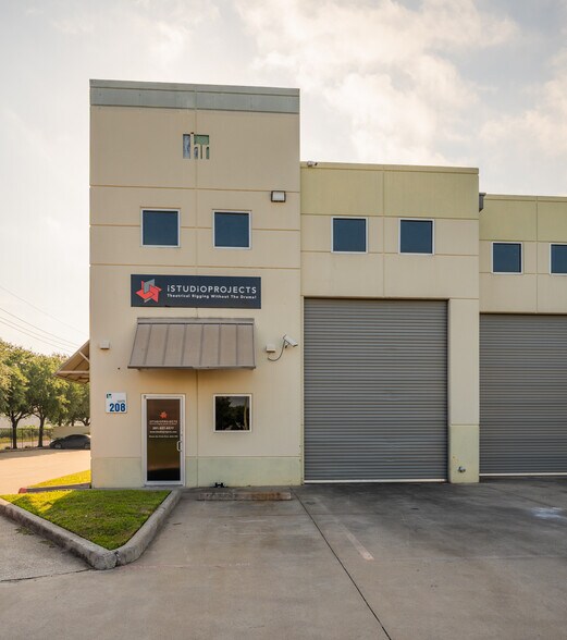 More Photos Of 5750 N Sam Houston Pky E, Houston Warehouse For Lease