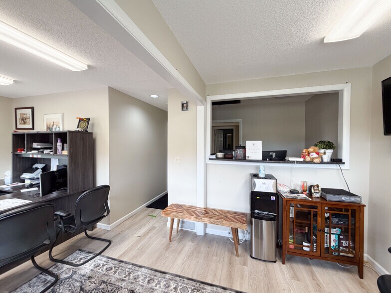More Photos Of 258 Middle St, Bristol Medical For Sale