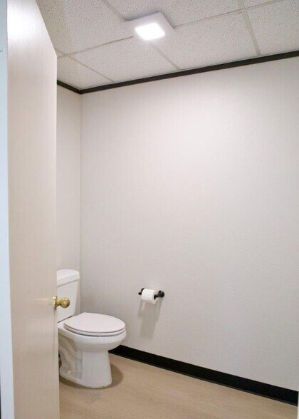 More Photos Of 9818 Whithorn Dr, Houston Office For Sale