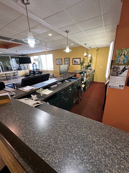 More Photos Of 1001 E 6th St, Junction City Hotel For Sale