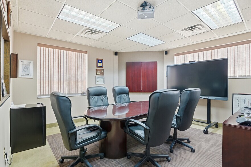 More Photos Of 23498-23520 Michigan Ave, Dearborn Office For Sale