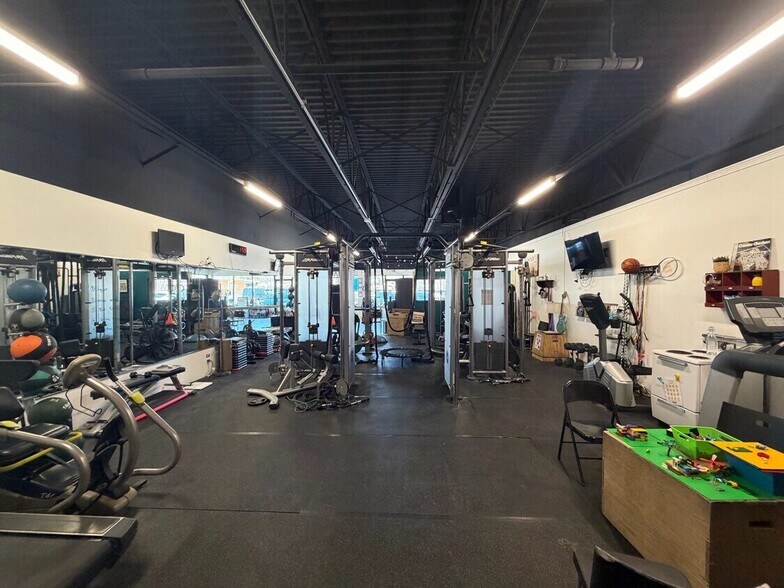 More Photos Of 624-630 Roosevelt Rd, Wheaton General Retail For Lease