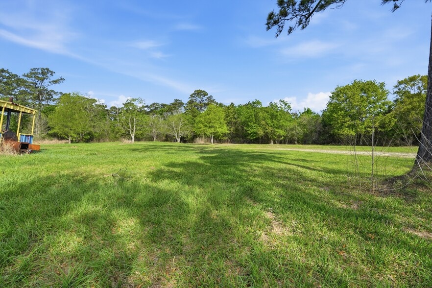 More Photos Of 2914 Old Highway 146, La Porte Bar For Sale