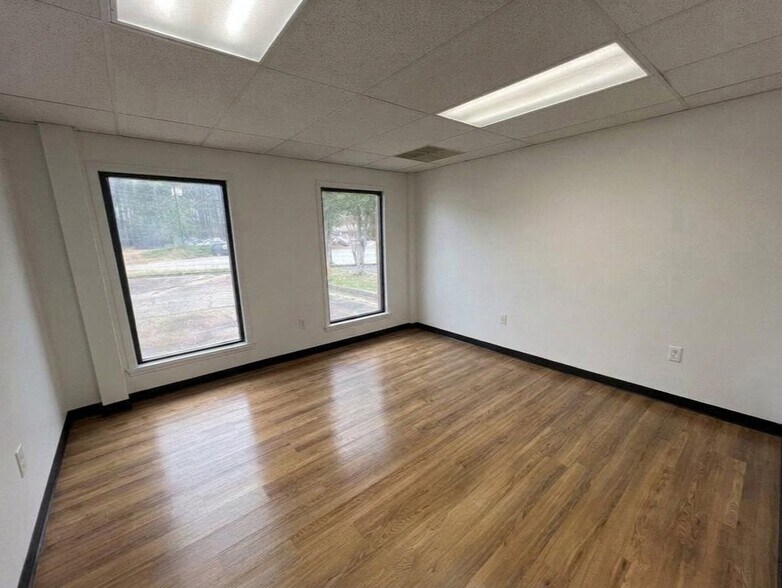 More Photos Of 1530 Commercial Ct, Jonesboro Office For Lease