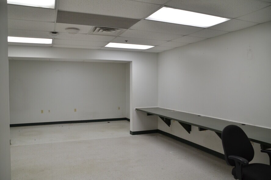 More Photos Of 985 Capital Drive SE, Cedar Rapids Industrial For Sale