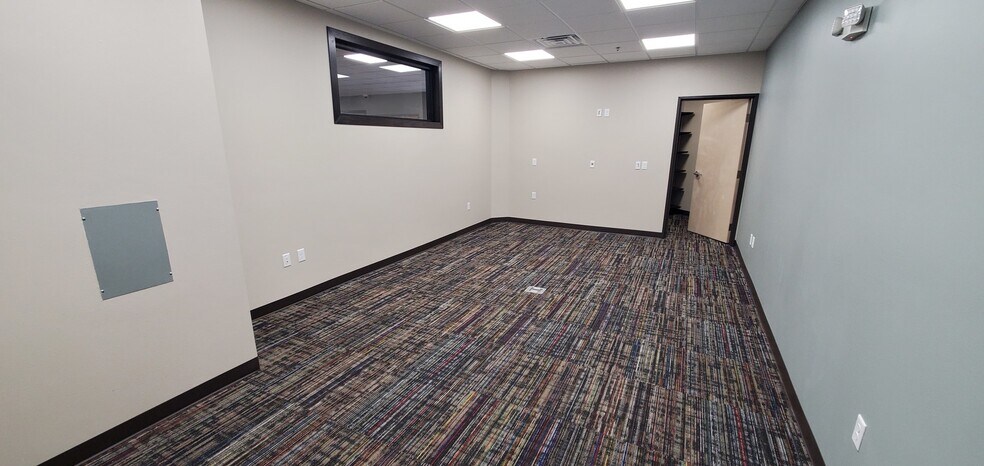 More Photos Of 3210 27th St W, Williston Office For Lease