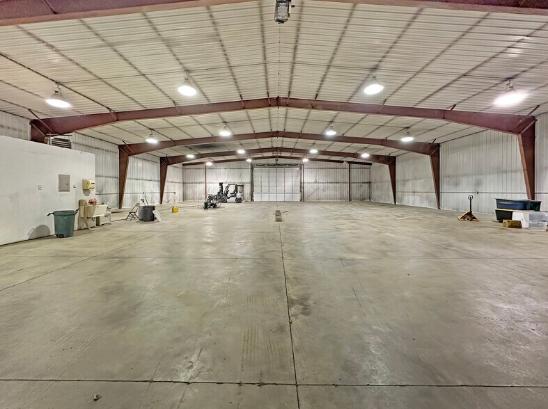 More Photos Of 4015 11th Ave SE, Minot Service For Sale