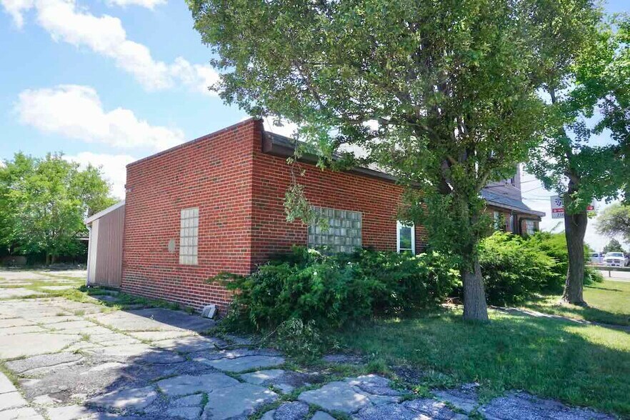 More Photos Of 25580 Lakeland Blvd, Euclid Veterinarian Kennel For Sale