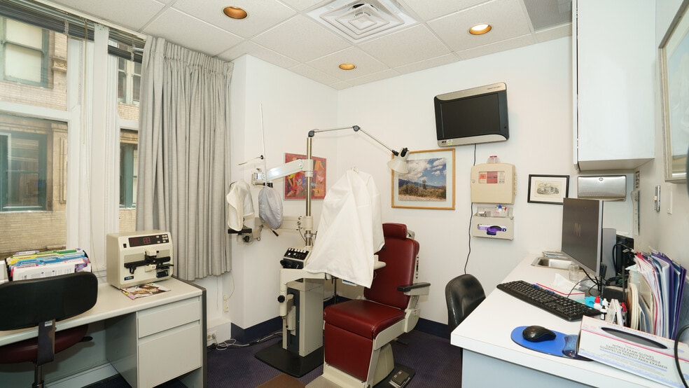 More Photos Of 111 N Wabash Ave, Chicago Office For Sale