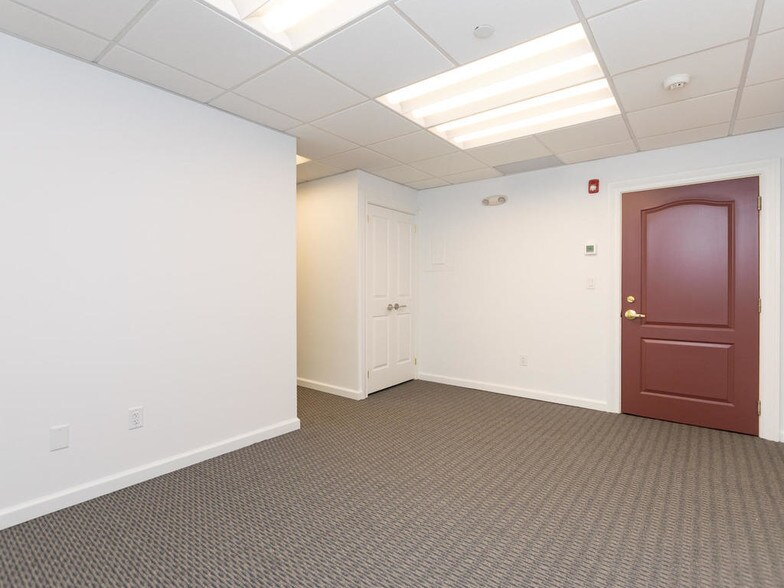 More Photos Of 3-7 Pondfield Rd, Bronxville Storefront Retail Office For Lease