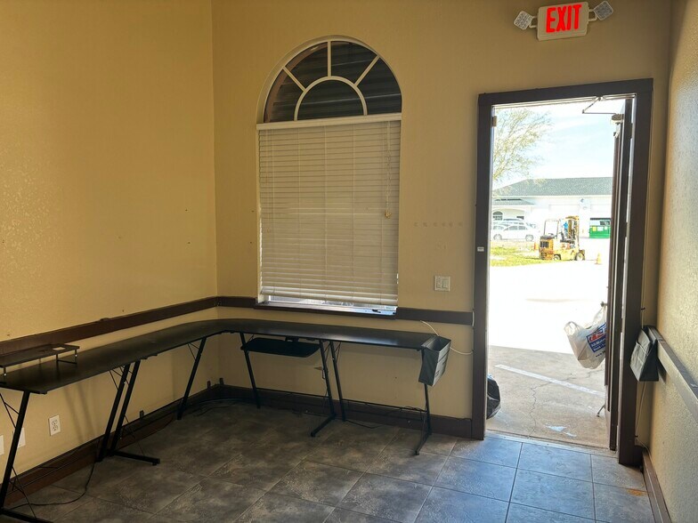 More Photos Of 434 NE 3rd Ave, Cape Coral Warehouse For Lease