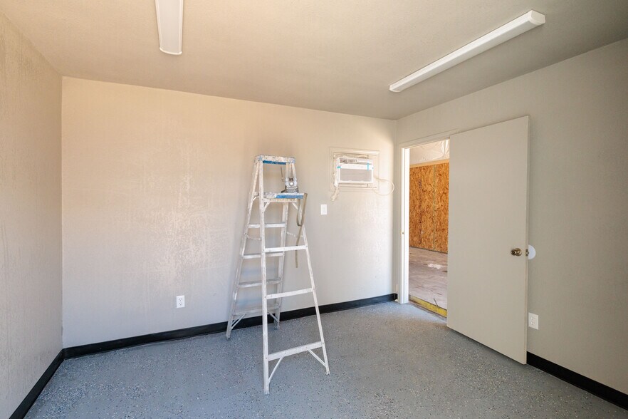 More Photos Of 4404-4412 Glenview Dr, Haltom City Warehouse For Lease