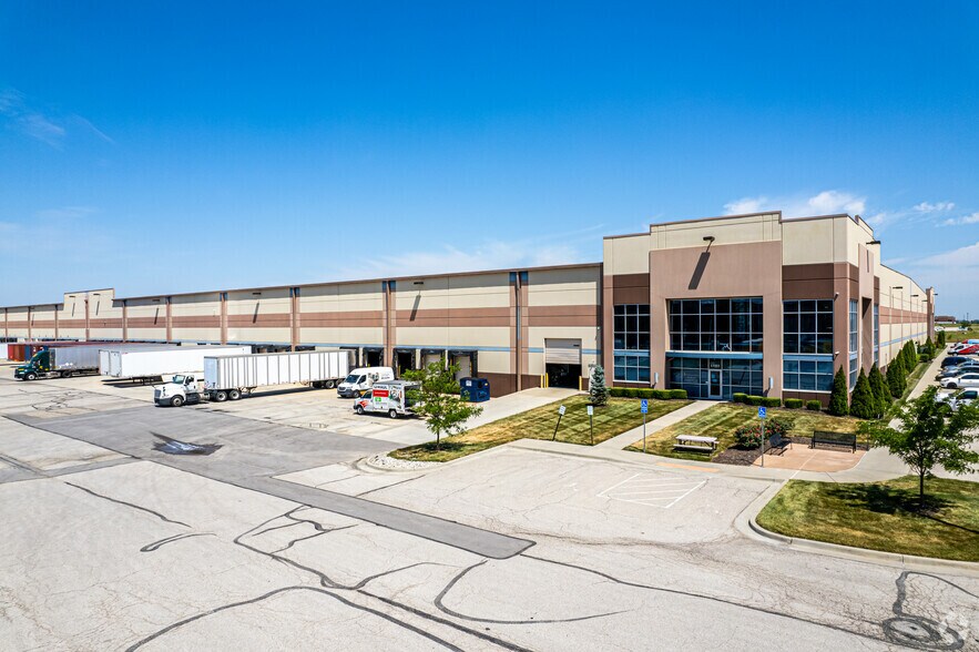 More Photos Of 17201-17251 W 113th St, Lenexa Warehouse For Lease