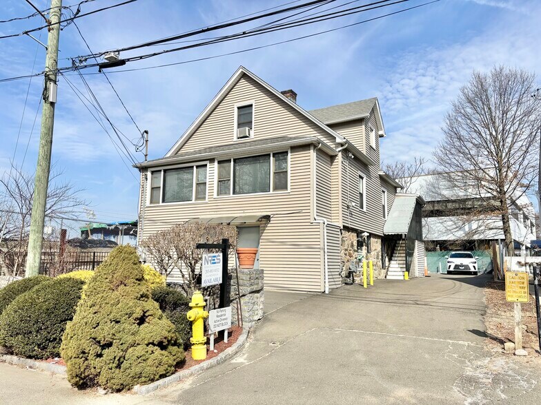 Primary Photo Of 39 Grenhart Rd, Stamford Freestanding For Lease