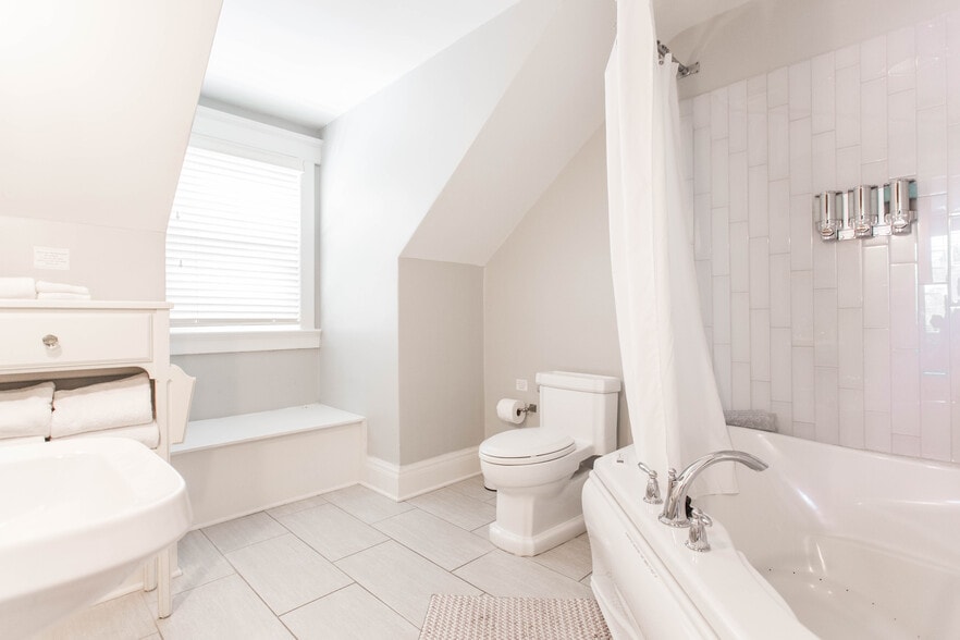 More Photos Of 116 E 46th St, Kansas City Hospitality For Sale