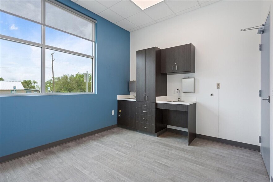 More Photos Of 901 McClintic Dr, Groesbeck Medical For Sale