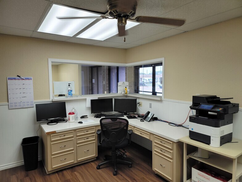 More Photos Of 4405 Lilac Ln, Victoria Medical For Sale