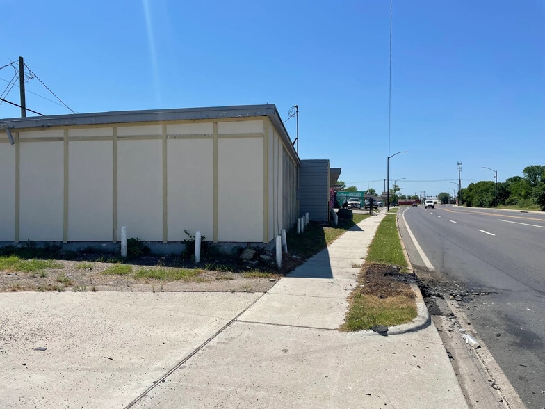 More Photos Of 1601 S Riverside Dr, Fort Worth Storefront Retail Office For Sale