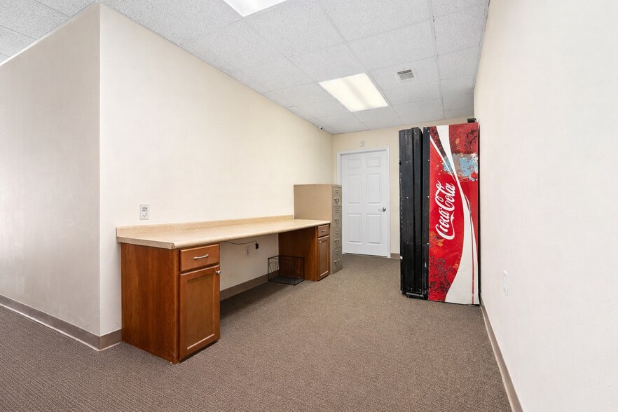 More Photos Of 1962 Mall Blvd, Auburn Warehouse For Sale