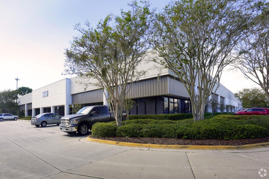 More Photos Of 8605 Largo Lakes Dr, Largo Warehouse For Lease