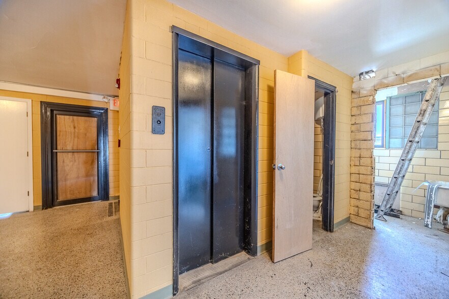 More Photos Of 201 W Commercial St, Lebanon Office For Sale