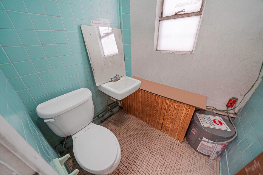 More Photos Of 150 W Sunrise Hwy, Lindenhurst General Retail For Lease