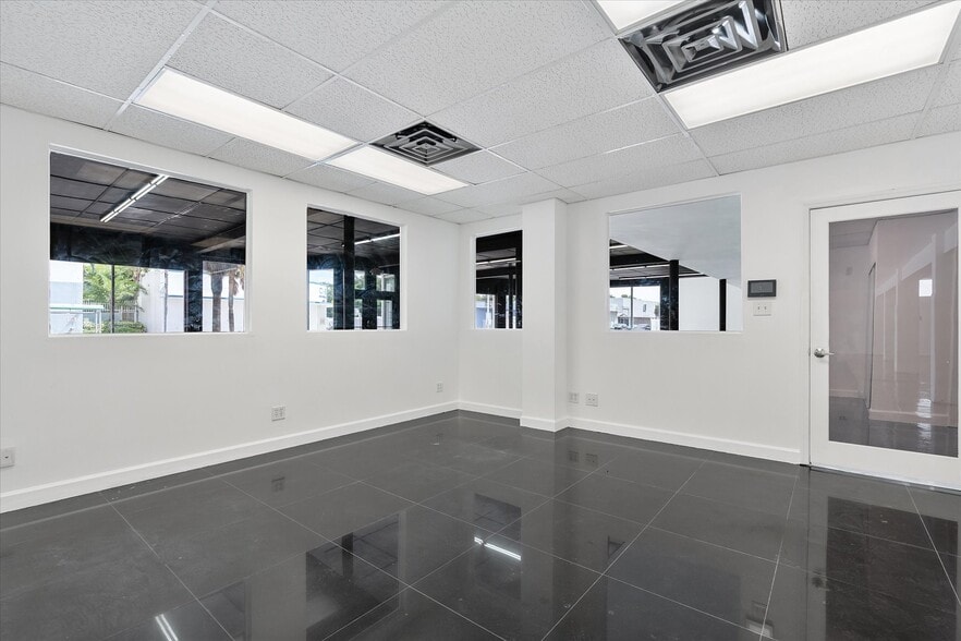 More Photos Of 1500 NW 36th St, Miami Storefront Retail Office For Lease