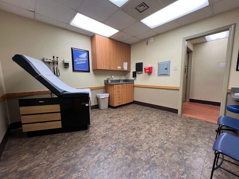 More Photos Of 872 Ohio Pike, Cincinnati Medical For Sale