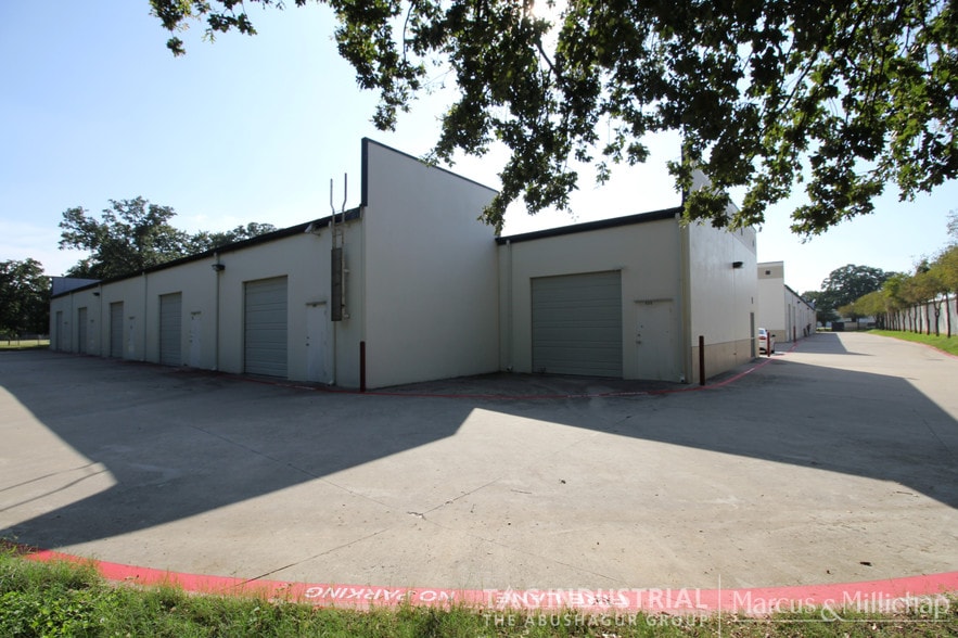 More Photos Of 801 Station Dr, Arlington Flex For Lease