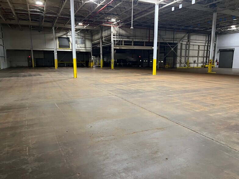 More Photos Of 1611 James P Cole Blvd, Flint Manufacturing For Lease