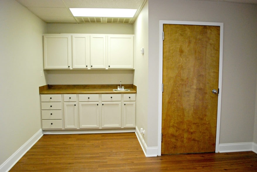 More Photos Of 120 Old Mill Rd, Greenville Unknown For Lease