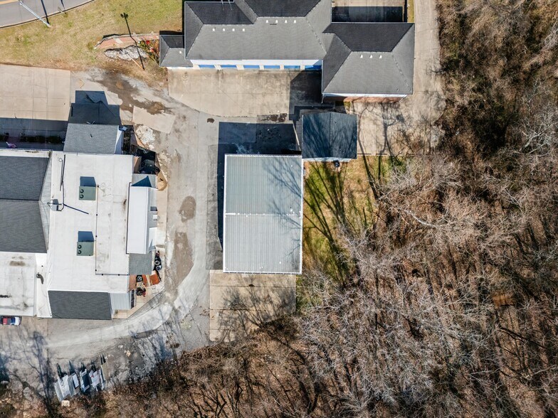 More Photos Of 22 S Barker St, Clarksville Warehouse For Sale