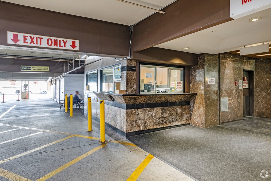 More Photos Of 16311 Ventura Blvd, Encino Office For Sale