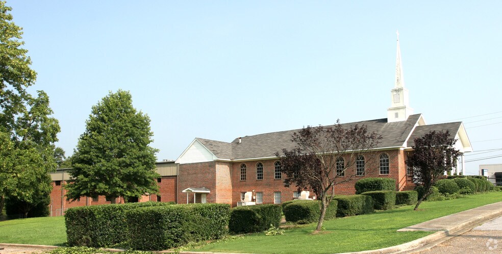 More Photos Of 3190 Pelham Pky, Pelham Warehouse For Lease