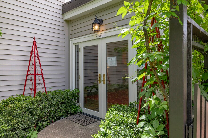 More Photos Of 240 E California St, Jacksonville Hotel For Sale